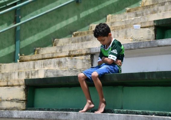 Después dicen que es solo futbol,que son 22 atras de un balon,no entienden nada.Espero nunca más volver a oírlo. Que abrazo te daría nene!!