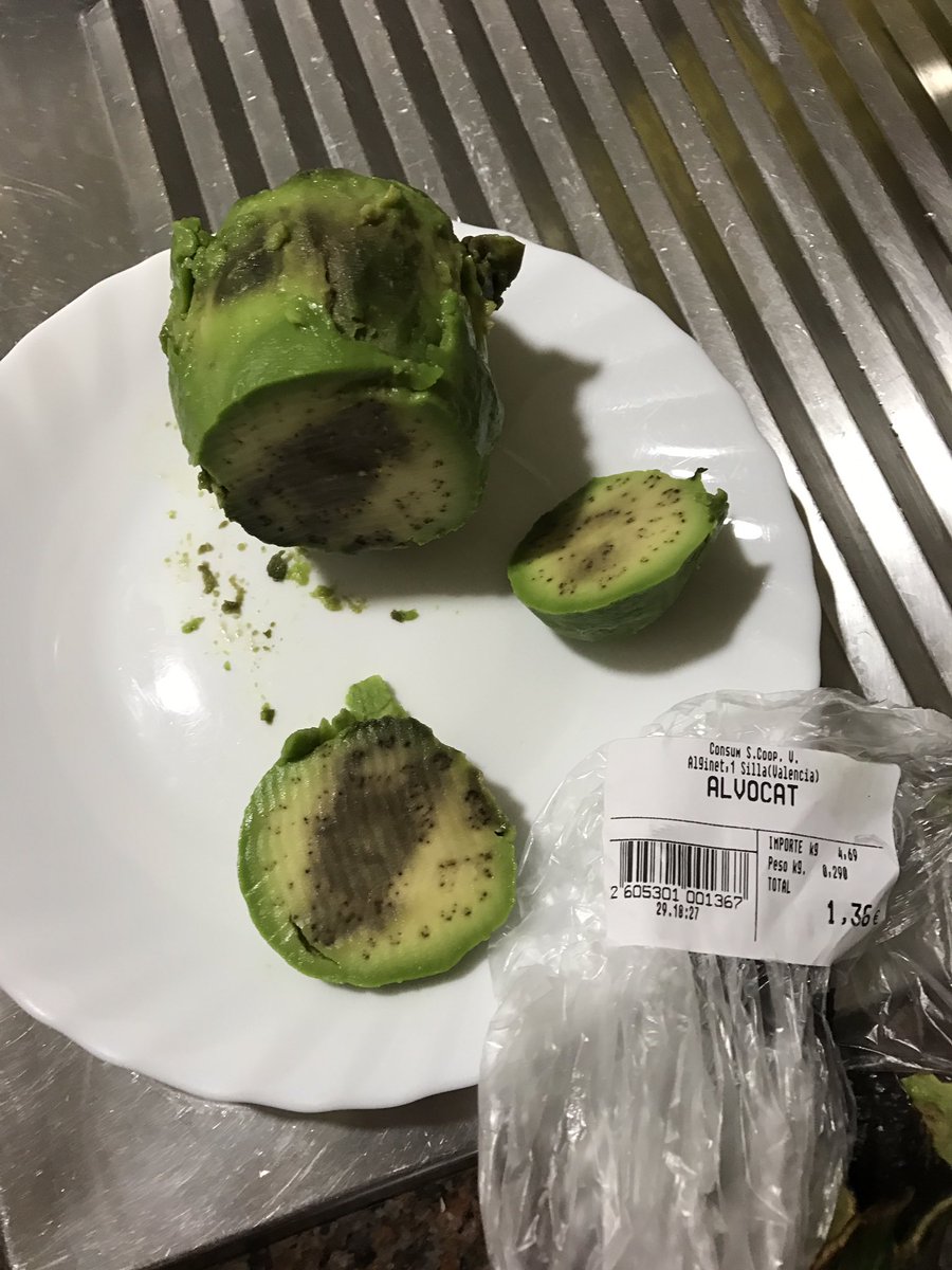 rollecli's tweet photo. Comprar un aguacate que cuesta 1'36€,que lo peles y te salga esto. @consum de Reus,menuda calidad de productos... https://t.co/skUOuoxg5H