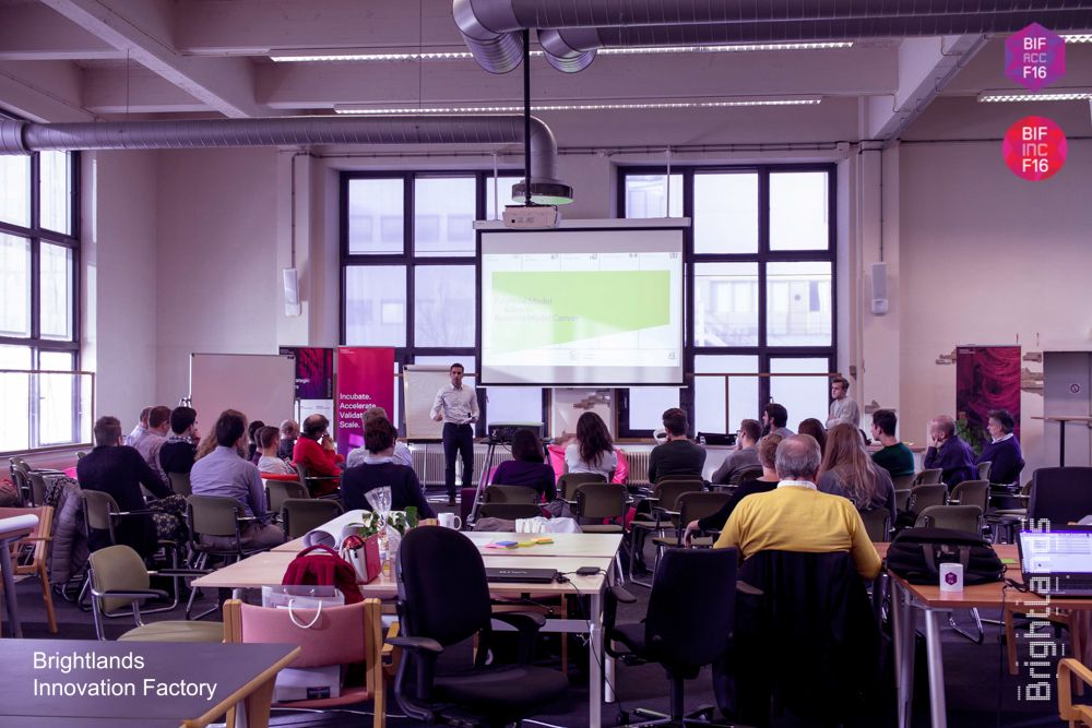 BrightlandsIF's tweet image. Crowded house today! #YoungEntrepreneursZUYD joined our #startups in a #FinancialBasics masterclass by EY