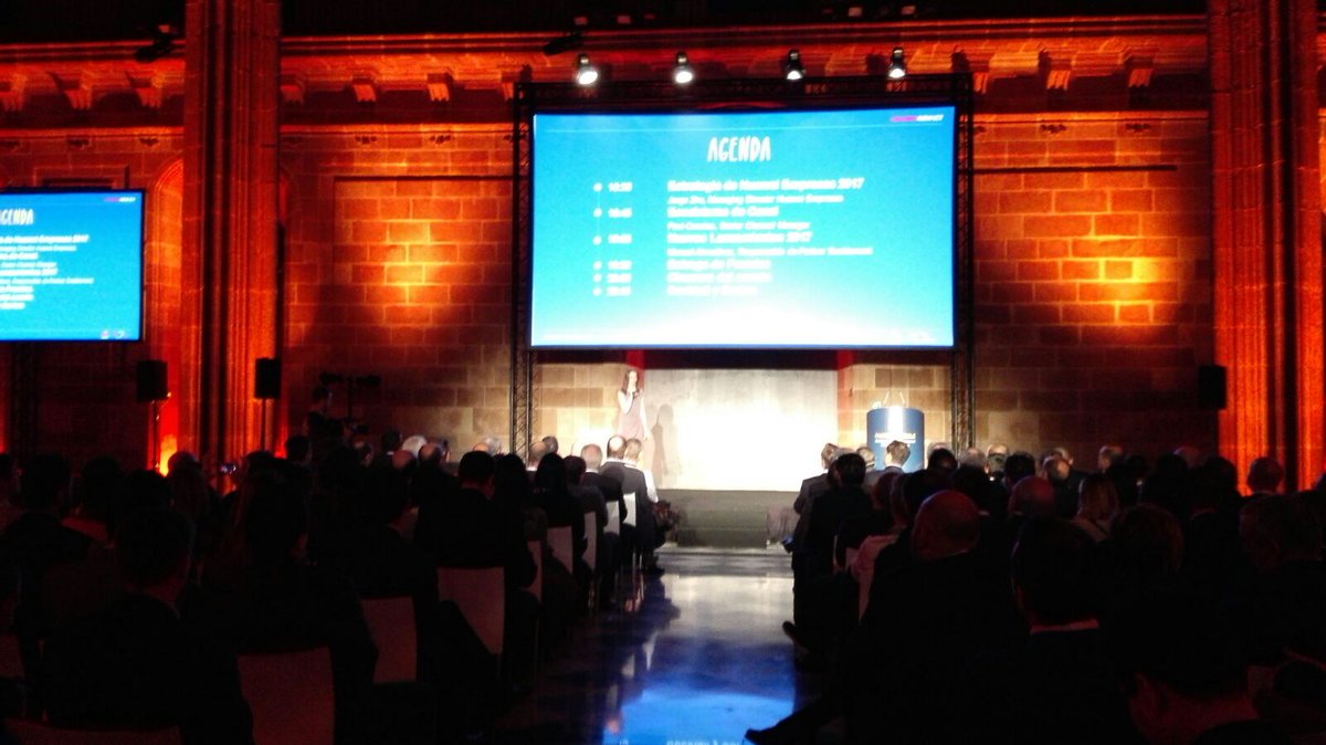 Ziuziania's tweet photo. Empezando el evento mas grande del año de @huaweiempresas #partnercirclebcn https://t.co/pIoj31CPeL