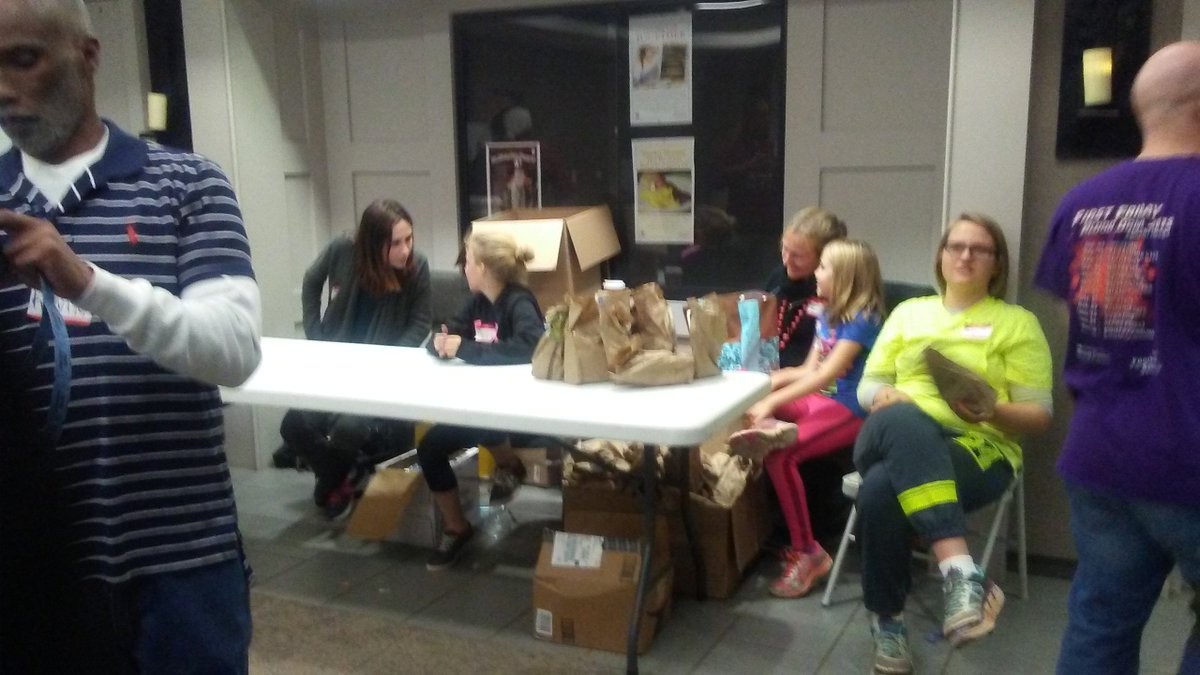 covenantatlanta's tweet photo. We fed over 250 individuals and made over 200 to-go meals with over 100 volunteers - Help connect the human community @covenantatlanta https://t.co/liF1nRV5nJ