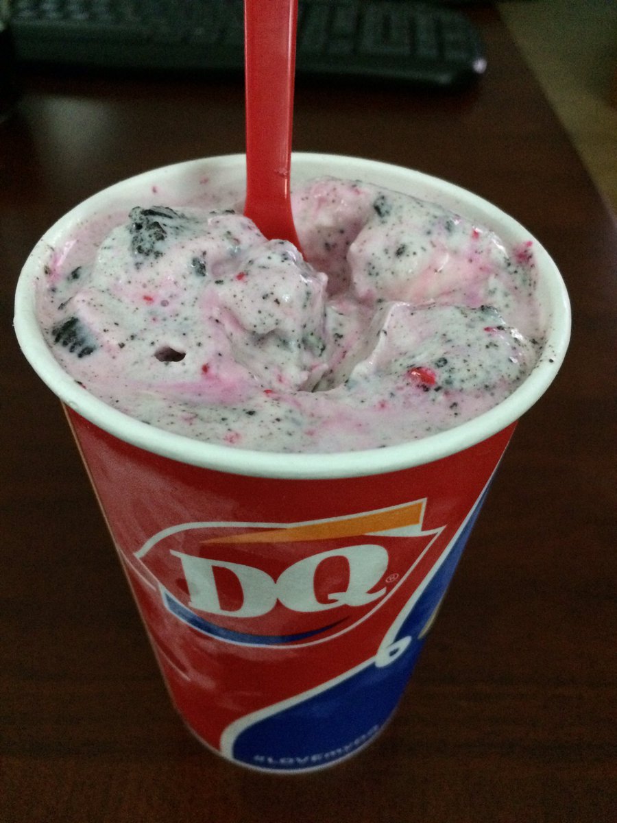 LadyR4ge's tweet photo. Enjoying my delicious dessert @DairyQueen #OreoCandyCane https://t.co/3qbseB4F8G