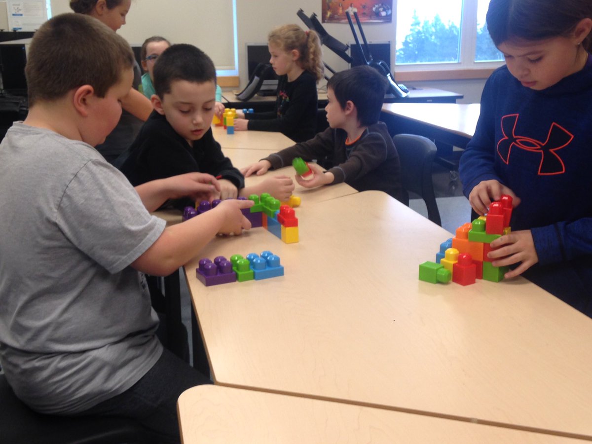 RankinSchool's tweet image. Coding in After school Gaelic class. 3 languages in use- code, English & Gaelic. #gaidhlig #gaelicns #studentscoding