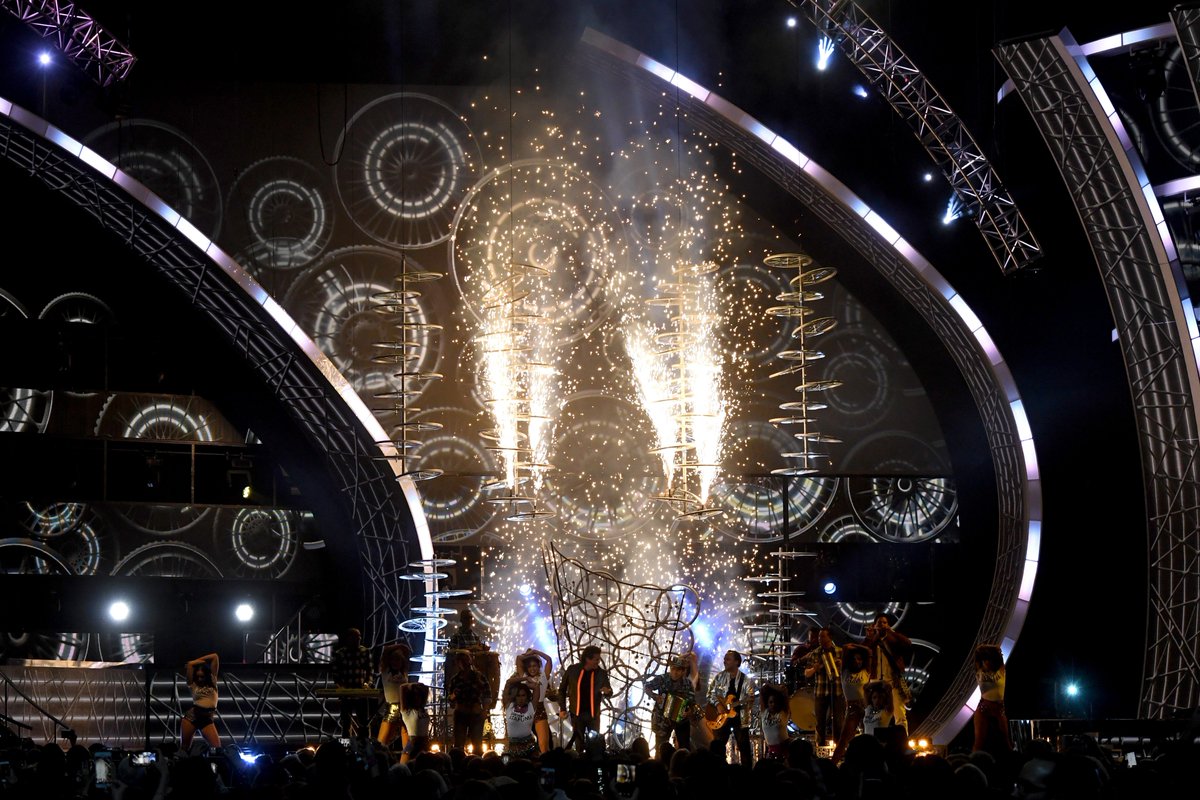 LatinGRAMMYs's tweet photo. Momentos Memorables: 🎶La Bicicleta🎶 @carlosvives 👏👏👏 #LatinGRAMMY https://t.co/zdl2w4rVUN