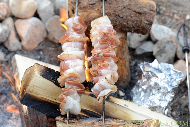 crazycreek1987's tweet image. So simple yet so TASTY! BACON KABOBS over the campfire! Who's down?! #campfire #treats via @Zestuous