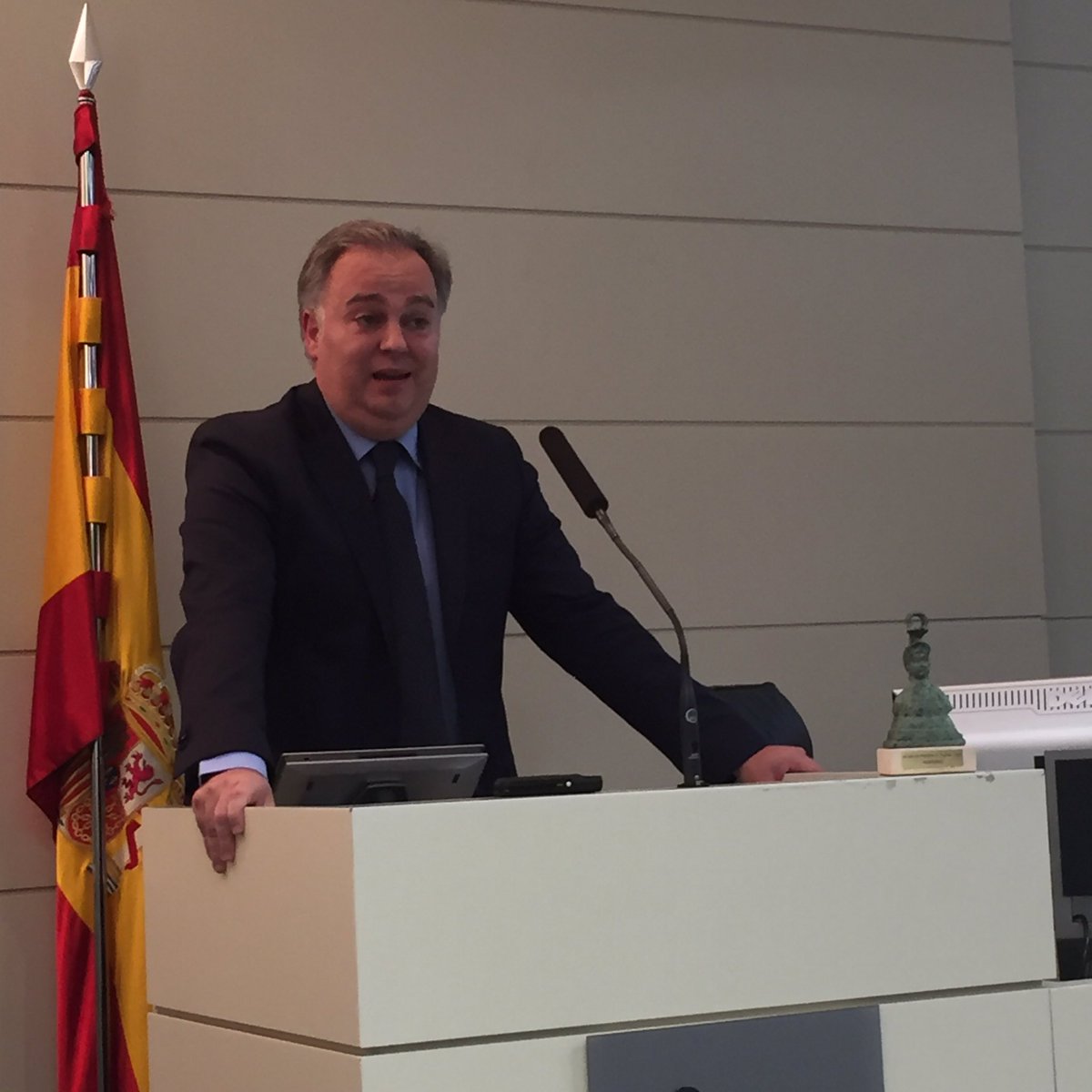 rodrigoconz's tweet photo. Fernando Cuesta, director general de @amadeusESP agradeciendo la entrega del premio Club Turismo IE #IEturismodigital https://t.co/cXa165xZ92