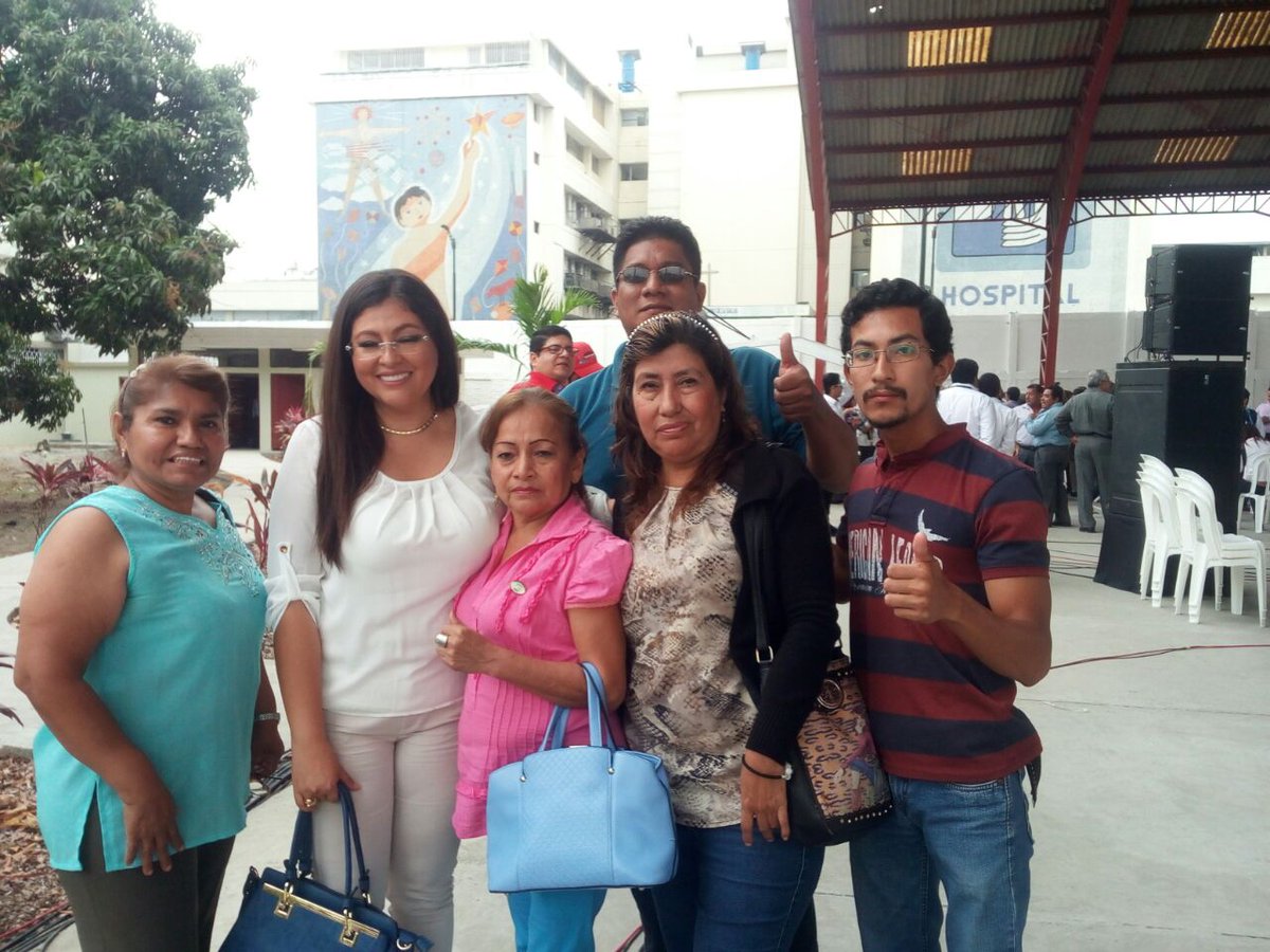 crctarqui's tweet photo. #GlasenGuayaquil #CONOLISPT @FernandMosquera junto con nuestra #SofiaEspin en la repotenciacion colegio Guayaquil Portete Tarqui #Vamosxmas https://t.co/9ct3lFPFYY