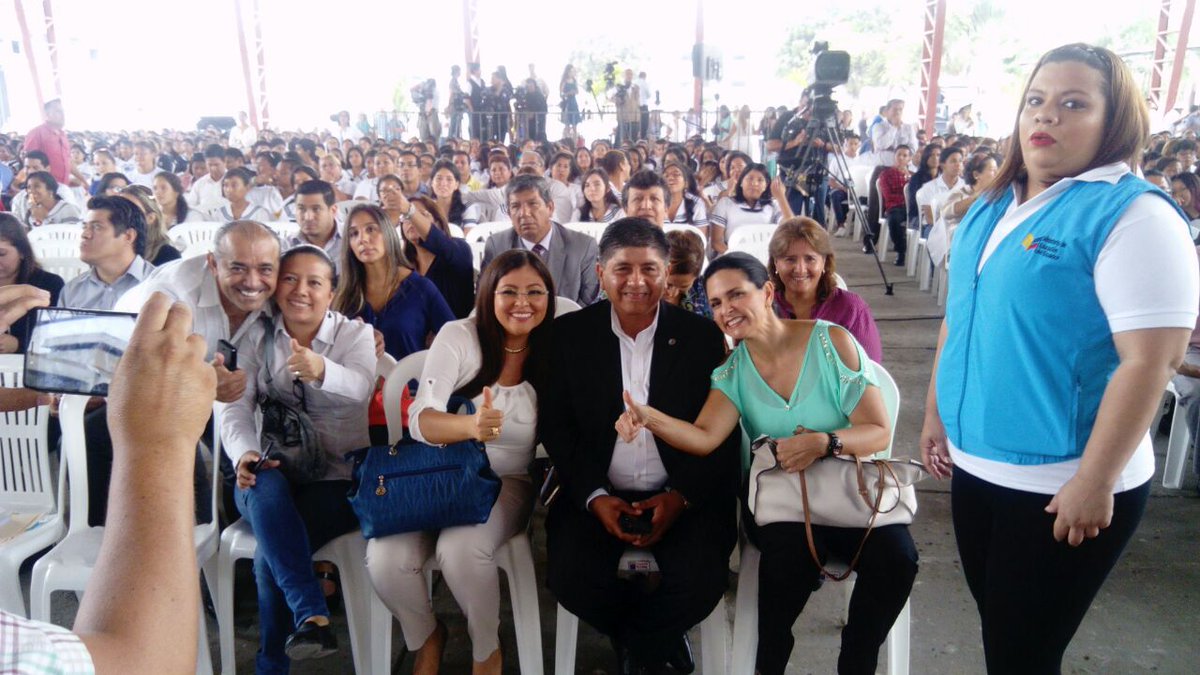 crctarqui's tweet photo. #GlasenGuayaquil #CONOLISPT @FernandMosquera junto con nuestra #SofiaEspin en la repotenciacion colegio Guayaquil Portete Tarqui #Vamosxmas https://t.co/9ct3lFPFYY