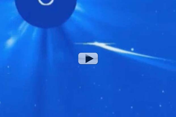 SPACEdotcom's tweet photo. Flashback: #CometISON's Perilous 'Death Dive' Around The Sun  https://t.co/QQfXiinXk8 https://t.co/AUNgde7gUg