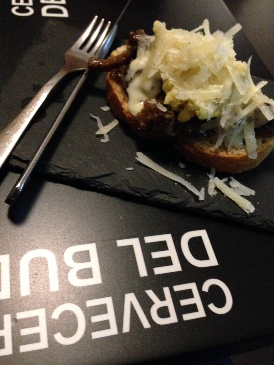 ZamoraGourmet's tweet photo. Tostar Campera: tostar de boletus con tiras de calabacín y queso azul #CerveceriaBuda https://t.co/UHyCV6dcEf