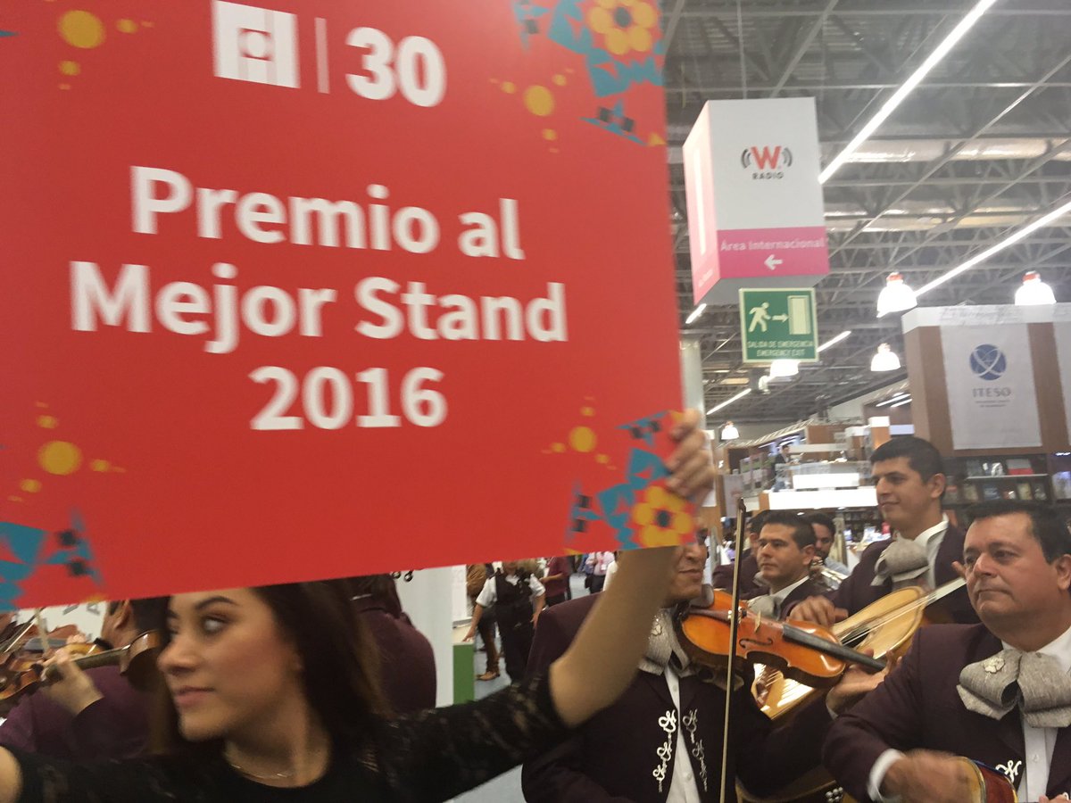 CulturaUNAM's tweet photo. Un #Goya para la #UNAM por el primer lugar en la categoría Platino para el stand de @librosunam en #FILGuadalajara30. 📚📖🎊🎉 https://t.co/fliKKmfrCf