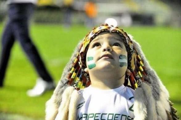 MotivacionesF's tweet photo. De algo tiene que estar seguros la hinchada del Chapecoense, mirar al cielo y tener a unos héroes y ángeles que los acompañaran por siempre. https://t.co/sS5lTi19hr