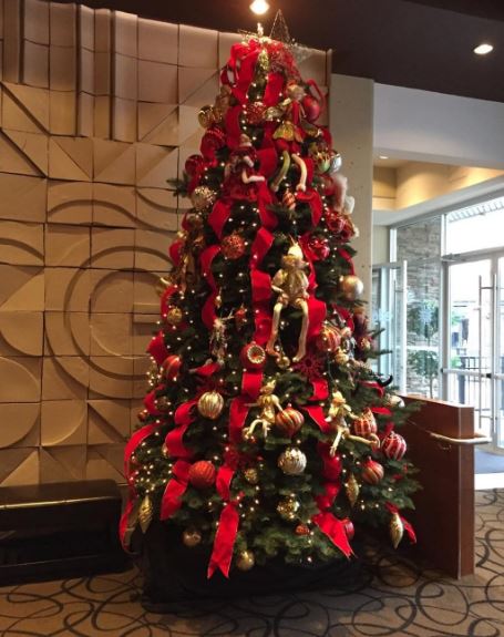 chateaugranvill's tweet photo. Stop by our Lobby and check out our #Christmas Tree! Feeling #fesitive #HolidaysAreComing #holidayseason https://t.co/x4Ogm7mvdG