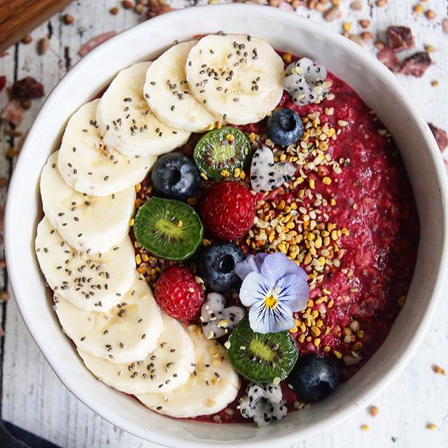 .<a href="/hskinkitchen/">Happyskinkitchen</a> used Veggemo to whip up her super pink berry and beetroot protein overnight oats. Check it out --> bit.ly/2eom7Ni