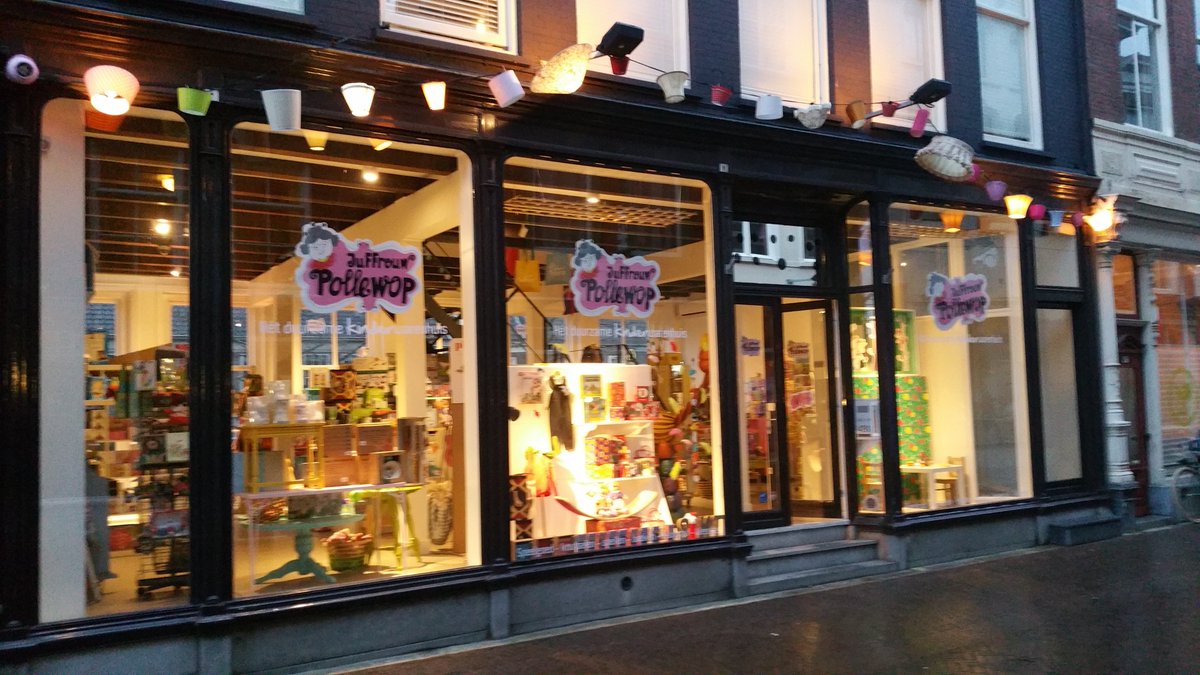 Lampenkappenlichtslinger op de #voorstraat in #dordrecht. Om wat extra sfeer te brengen!