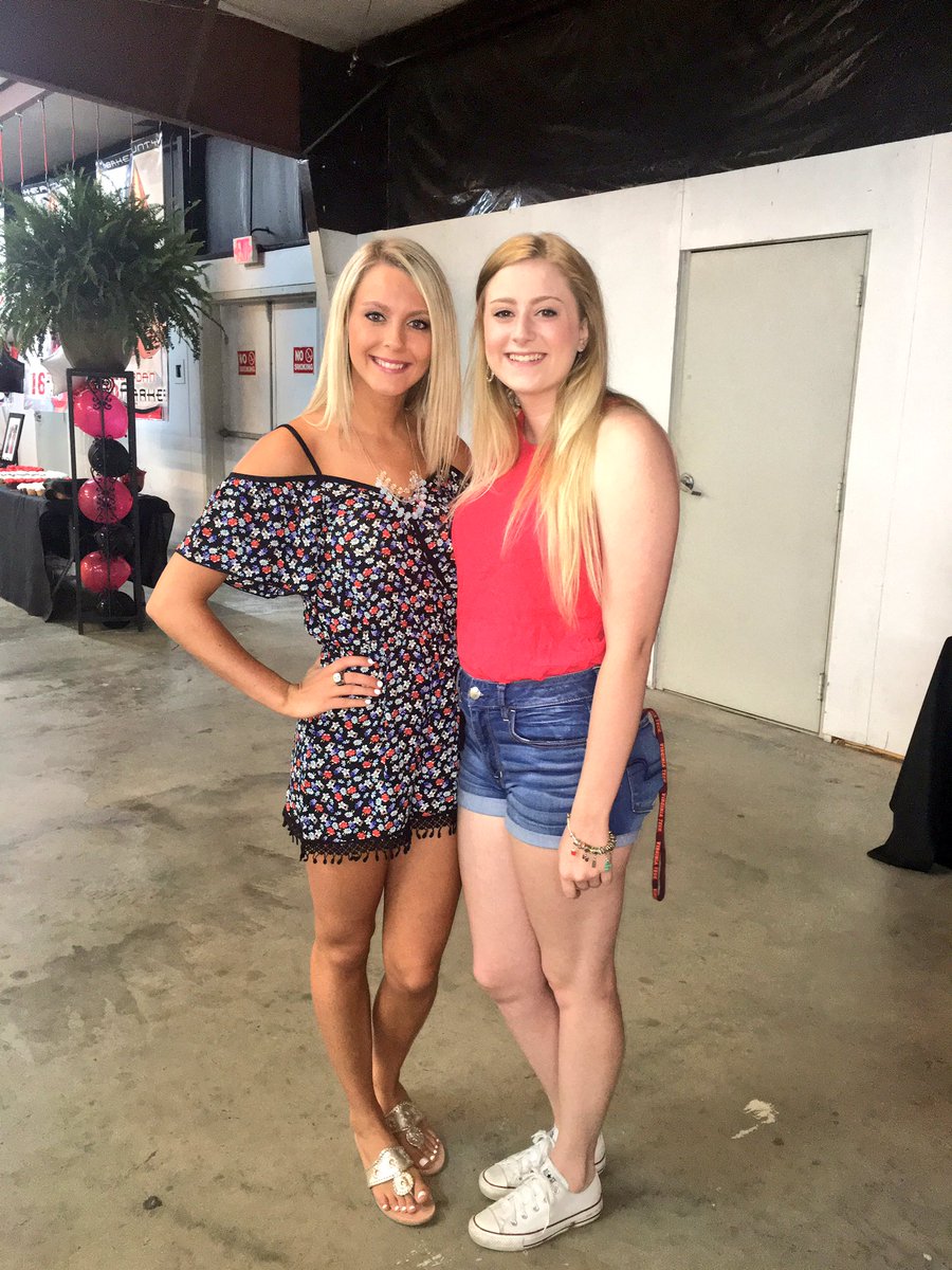 madisonfox16's tweet photo. Happy happy birthday to my forever friend🎈 I'd be lost without ya. I hope you have the best day. ilysm 💗💗 https://t.co/moleQTd0O9