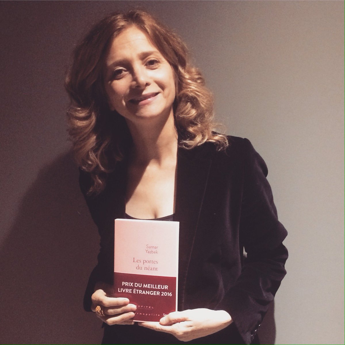 EditionsStock's tweet photo. Prix du meilleur livre étranger pour Les portes du néant de @SamarYazbek Un livre courageux, bravo https://t.co/GHLiUesneL