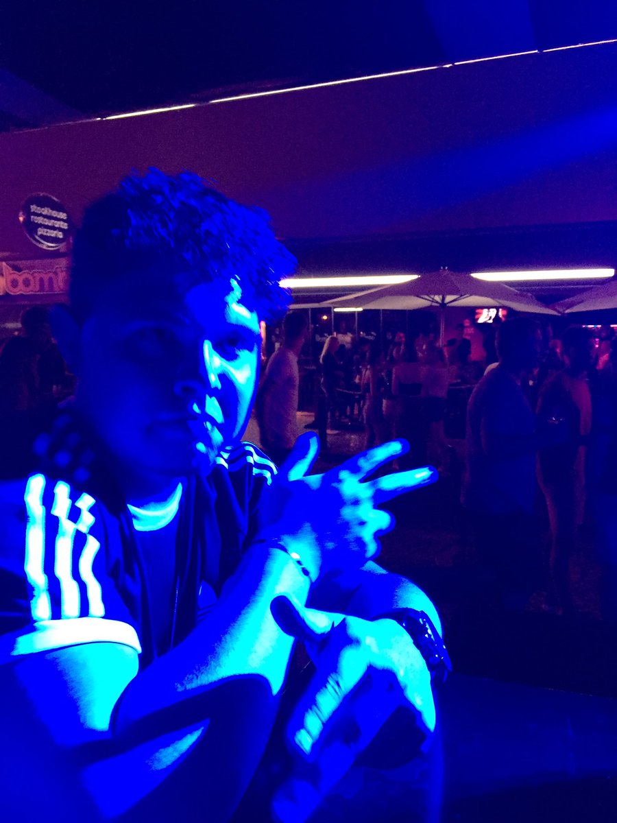 SamSpencer_9's tweet photo. Happy 21st Birthday @tom__neville 🍻 https://t.co/rwxBSbWvGw