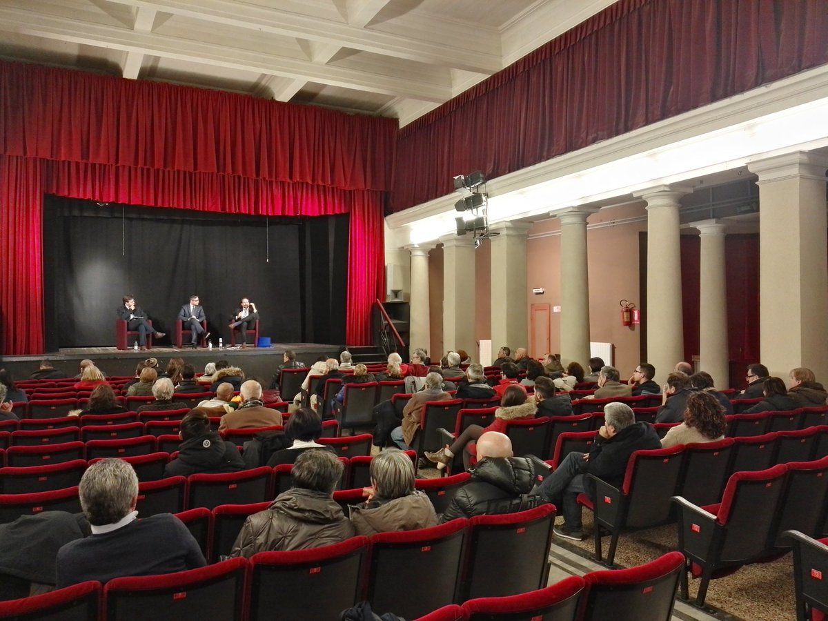 Genovesiperilsi's tweet photo. Confronto tra @PastorinoGianni e @lorenzobasso sulla riforma costituzionale! Modera @fra_nittolo. https://t.co/KJpFpNbg5y