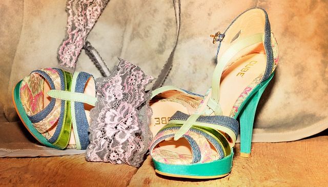 InstantShoeLock's tweet image. Greatist asks Dr. Reid, “What Really Happens when you wear High Heels?” #FootHealthAwareness #FootHealth 
buff.ly/2fac0Q4