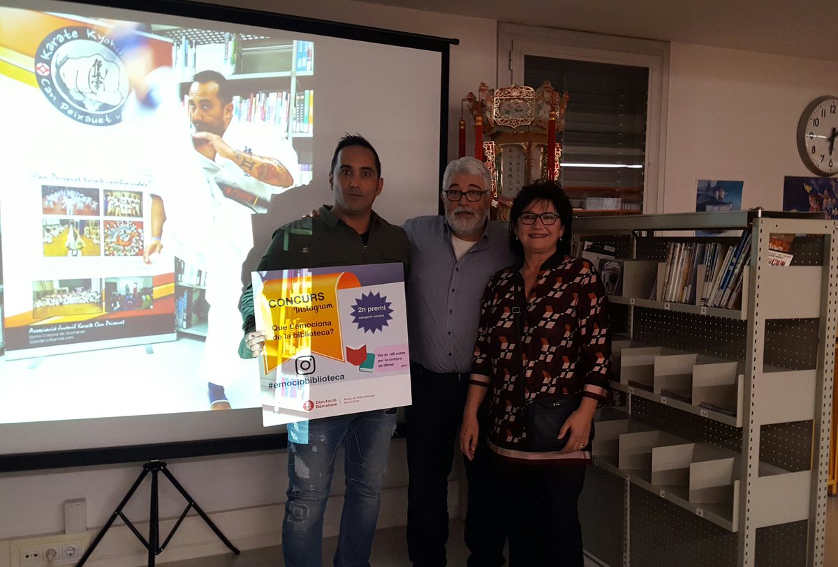 PetryJimenez's tweet photo. Lliurament a @Leeredondo del premi "Què t'emociona de la biblioteca" @diba @bibstacoloma  #bibliotecaCanPeixauet Moltes felicitats!! https://t.co/r2PvEvYYBm