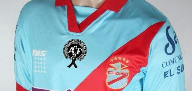 SC_ESPN's tweet photo. La camiseta especial que utilizará Arsenal el lunes, ante San Martín de San Juan, en homenaje a Chapecoense. https://t.co/eKVSOVVXYg