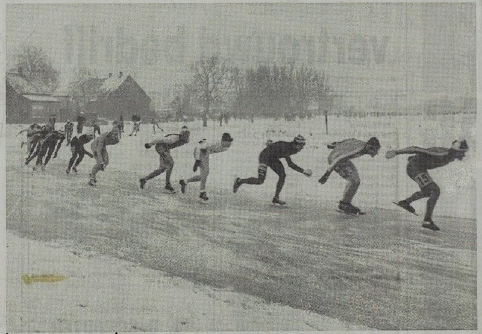 Oudalblasserw's tweet photo. Een beetje vorst doet de schaatsharten kloppen... Foto: marathon op de Oude Giessen in Giessenburg (rond 't eiland), jan. 1985. https://t.co/DQplO3TGet