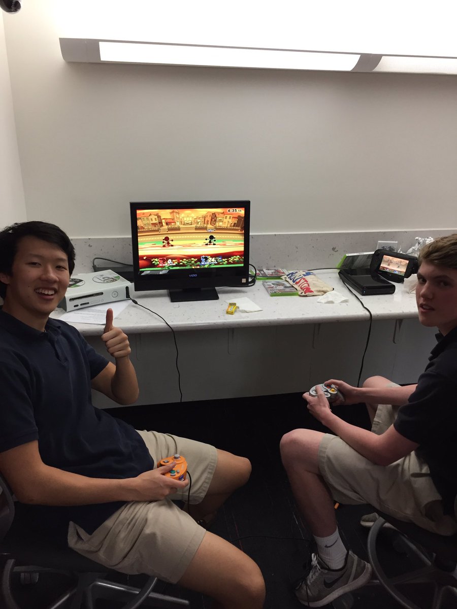 SmashSjs's tweet photo. Our senior Henry teaching little kids how to use Mr. Game and Watch. Trying to learn to be better! #SJSsmash https://t.co/KwNW8fwVCS