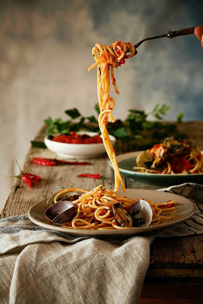 protocologh's tweet photo. En Italia para comer los tallarines o spaghettis se utiliza el tenedor y cuchara .Es una costumbre de ese pais #lapasta #comosecome https://t.co/nOfpuyloWN