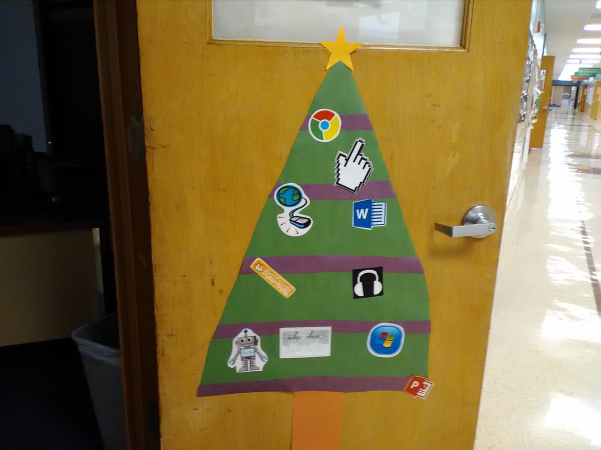 BlvdTech's tweet image. Outside and inside of computer lab door: robot snowman and digi-tree @WestBlvdElem