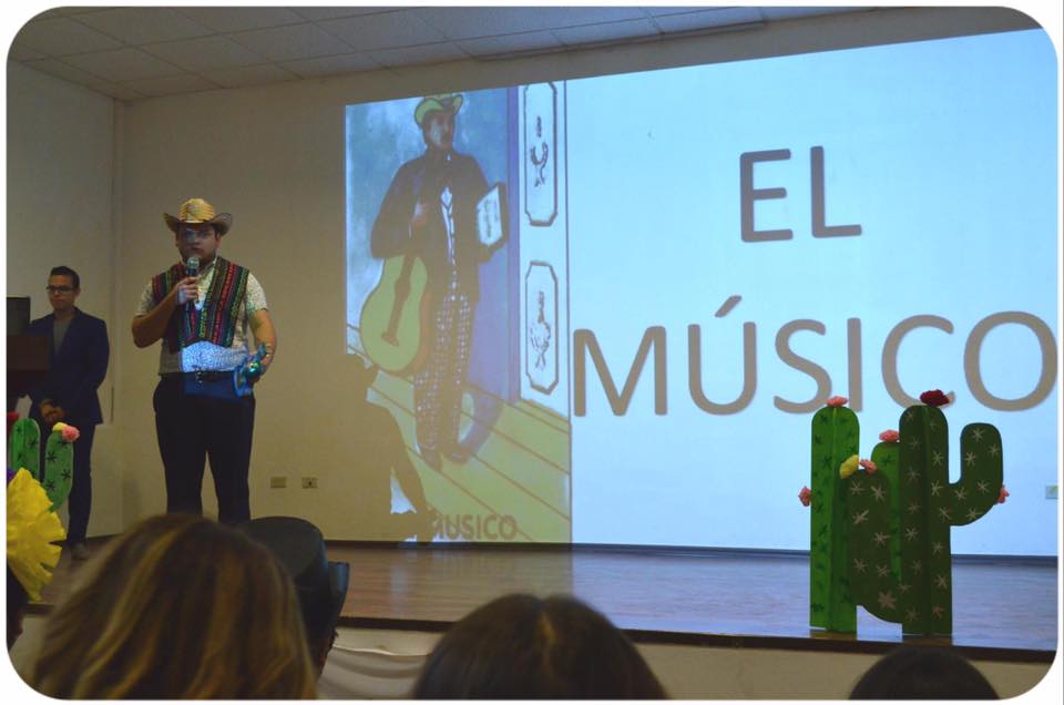 _abdielramirez's tweet photo. 1/1 explicando acerca de las mananitas, el musico #antroIIES https://t.co/YIGDnpFjAU