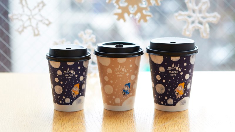 ローソン マチカフェのコーヒーカップが冬限定デザインになりました 雪の中 コーヒーを飲んであたたまっている雪うさぎが可愛いです ローソン T Co Arjuejv8ey