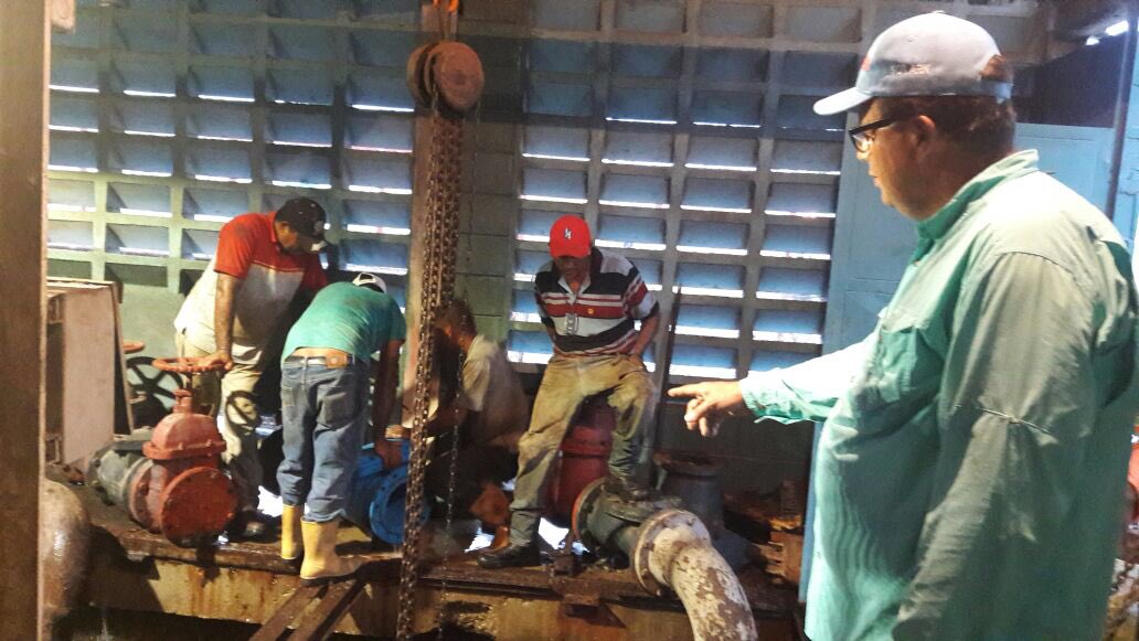 AmeliachPSUV's tweet photo. Gobierno Bolivariano Cumple de forma inmediata, como ofrecimos, instalada 1a Bomba de achique en Puerto Cabello, drenada agua casco central https://t.co/xuSW89gow3
