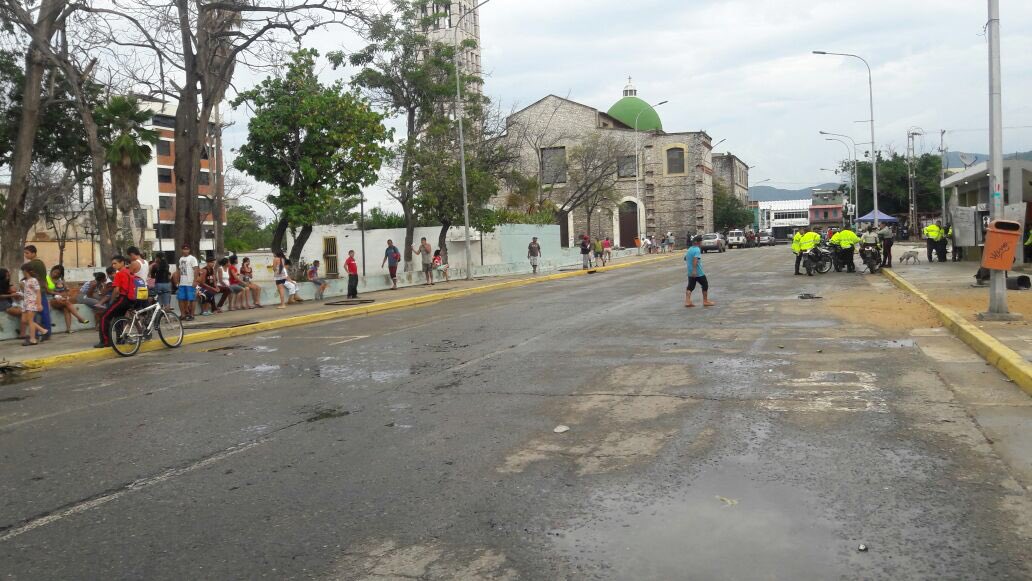 AmeliachPSUV's tweet photo. Gobierno Bolivariano Cumple de forma inmediata, como ofrecimos, instalada 1a Bomba de achique en Puerto Cabello, drenada agua casco central https://t.co/xuSW89gow3