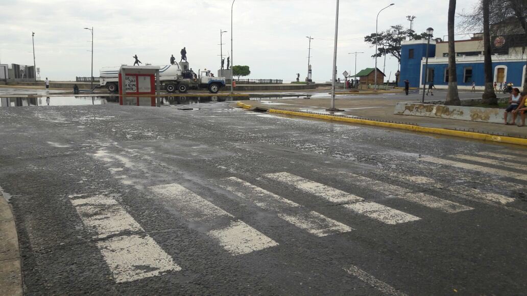AmeliachPSUV's tweet photo. Gobierno Bolivariano Cumple de forma inmediata, como ofrecimos, instalada 1a Bomba de achique en Puerto Cabello, drenada agua casco central https://t.co/xuSW89gow3