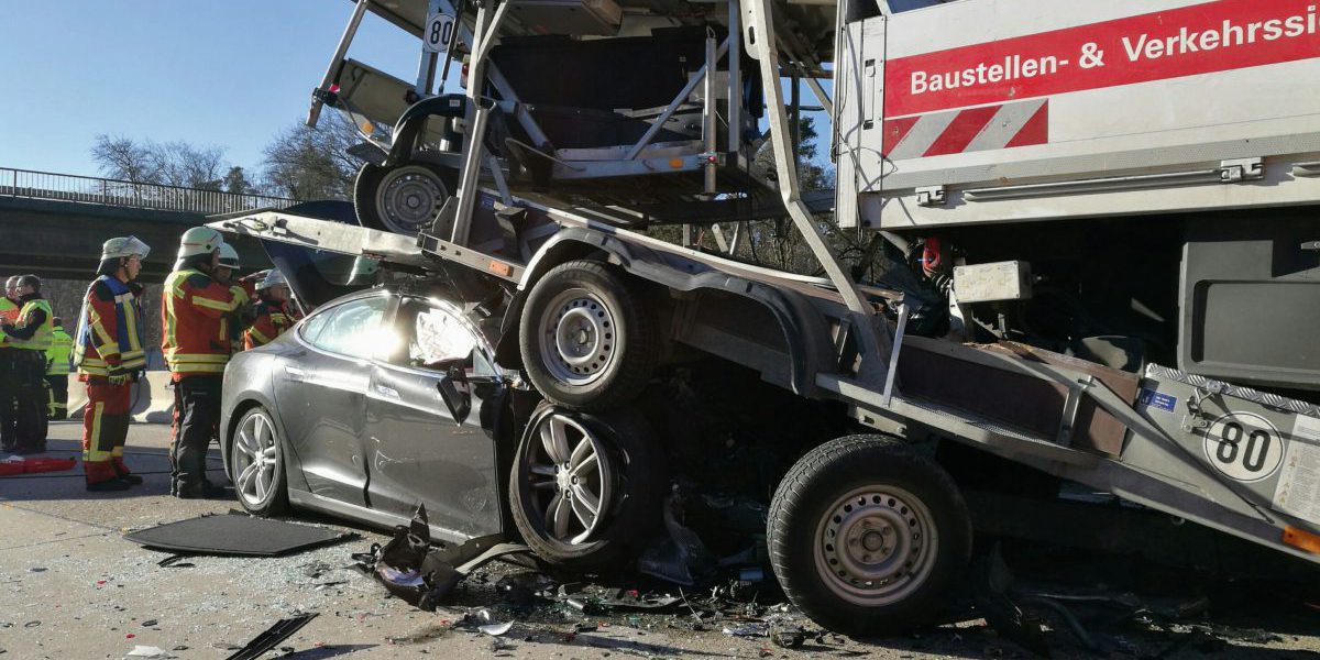 ElectrekCo's tweet image. Tesla Model S driver walks away from crash with a truck at ‘tremendous speed’ wp.me/p3P83g-8ou