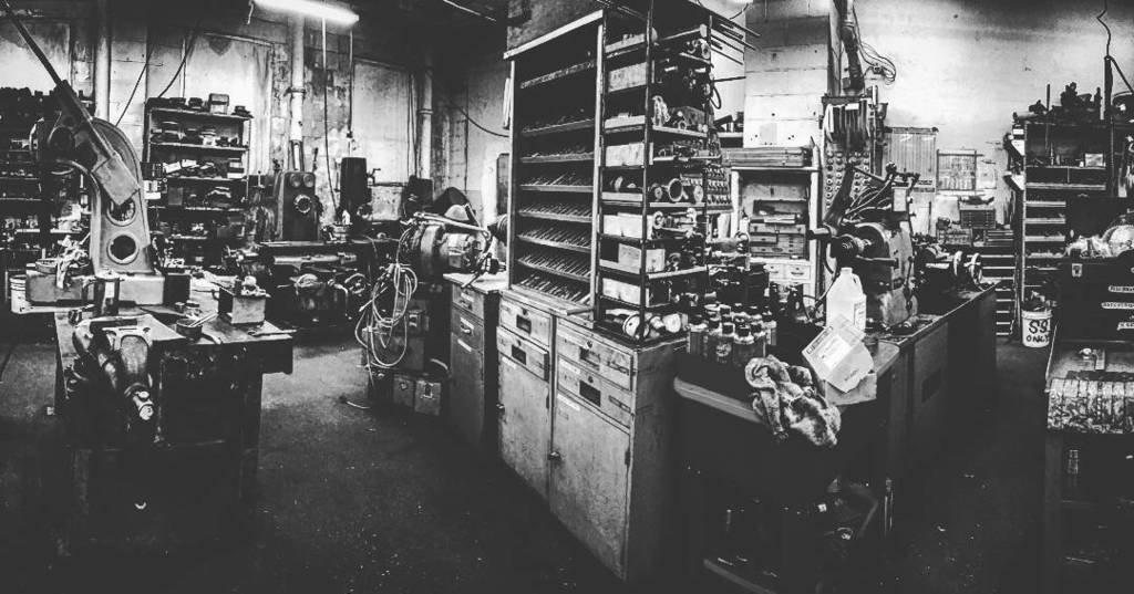 BTWeatherston's tweet photo. Shooting portraits in this awesome metal shop. #9to5 #AnnArbor https://t.co/E9A8rMDGkS