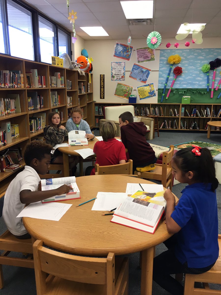 traceymikos's tweet image. Even in today&apos;s tech-driven world, it&apos;s great to see Ss learning dictionary skills! @OrmondBeachElem #dictionary #guidewords #ELA