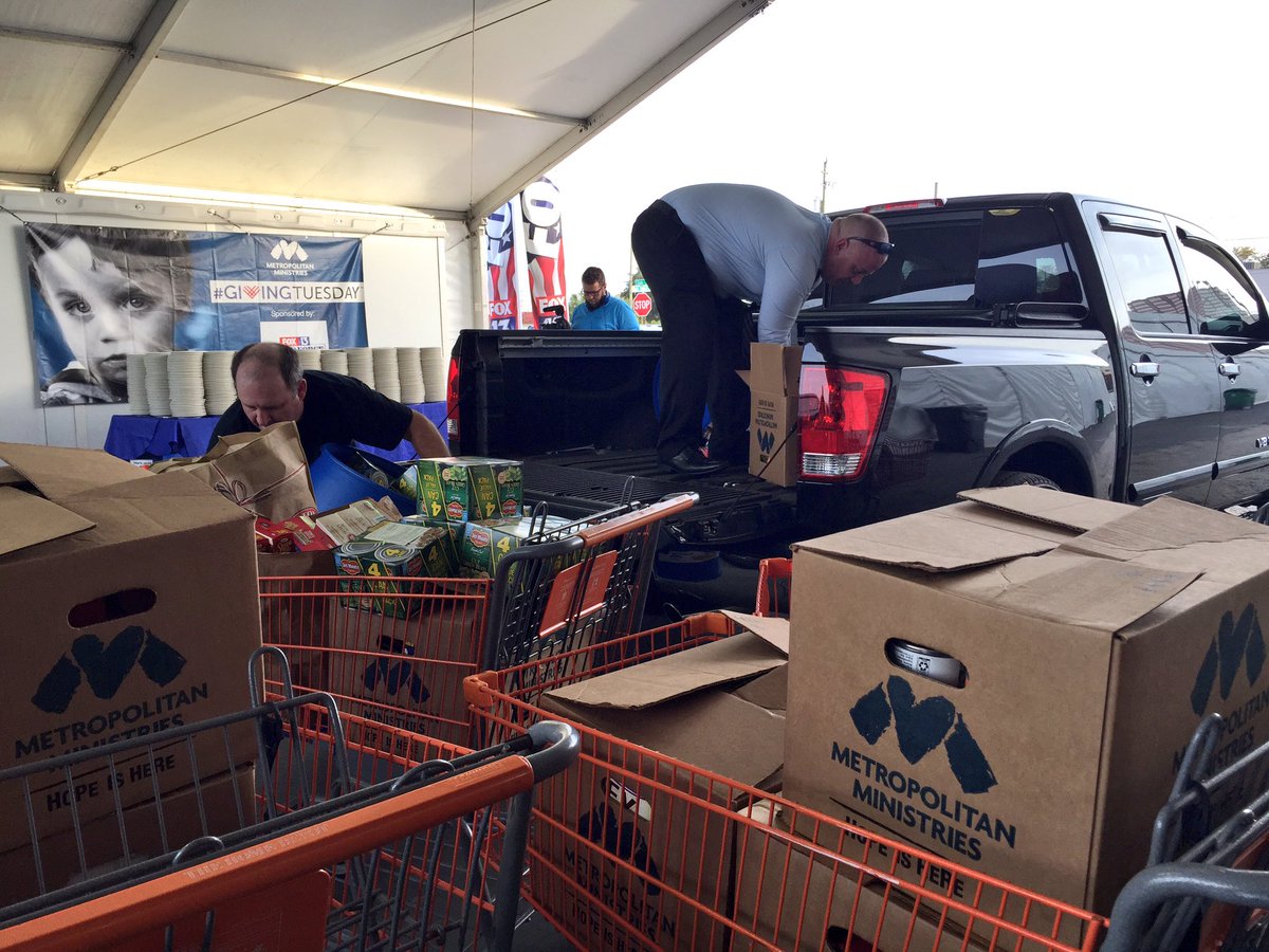 chriscato's tweet photo. Big props to @LaserSpine for dropping off 900 lbs of food at the @MetroMinistries tent! 905 Governor St #Tampa Open til 7! #GivingTuesday https://t.co/QvscLeYje1