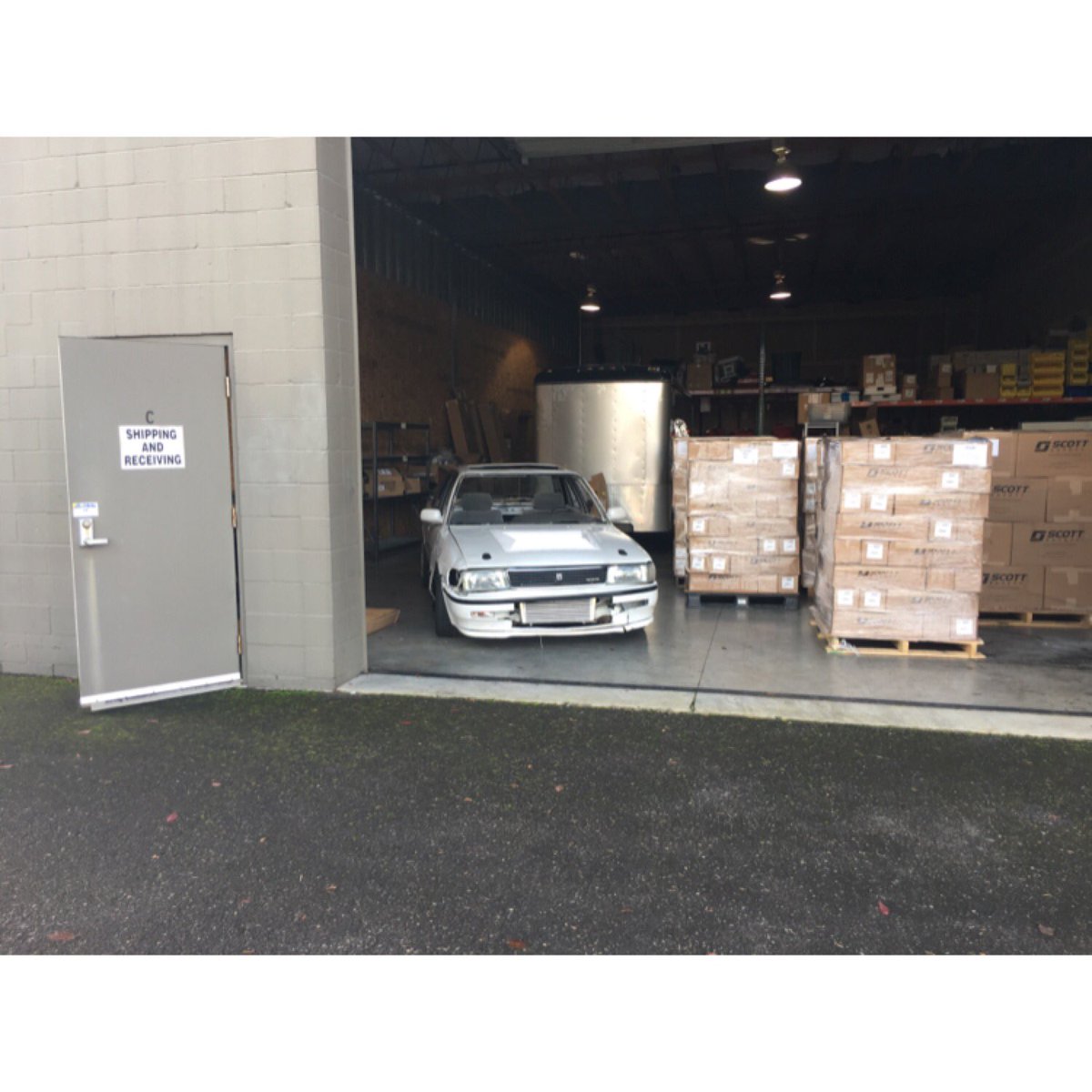 AnsonIceFactory's tweet photo. It's drive your windshield-less piece of shit to work day!#projectshitbox https://t.co/KnWkAoAAhg
