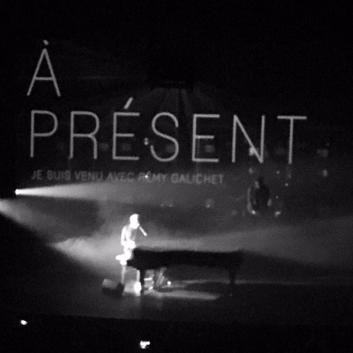 SophieRosemont's tweet photo. Superbe nouveau spectacle de Vincent Delerm- j'en suis bouleversée #vincentdelerm #apresent #totoutard https://t.co/0apn6rZikI