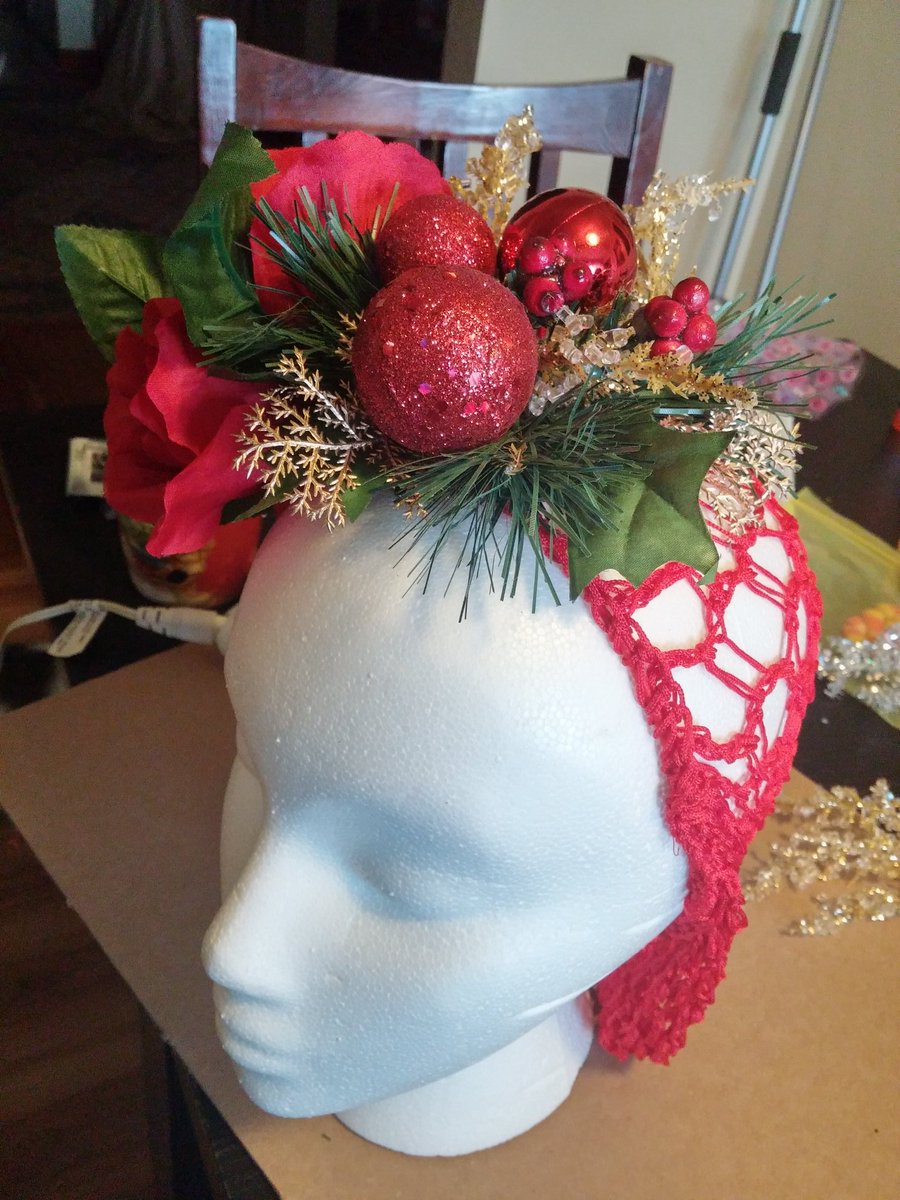 GypsyGem927's tweet photo. More #CustomWork #GypsyGemCustom #Snood #christmas #sparkles https://t.co/cwpNvBqIxL