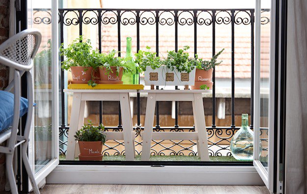RoomIdeasDotCom's tweet photo. PRO TIP: Open up your windows, decorate your balcony, or even use it as a dining or entertaining space. #LivingRoomIdeas https://t.co/ORTSHgizxJ