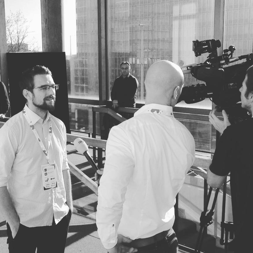 NatkoBeck's tweet photo. Evo danas dojmovi s #ebanwu2016 
Minda uzima izjavu od gazde, meni uzimaju izjavu i slikavamo se s @onajivansaric https://t.co/RyYKTjW4e5