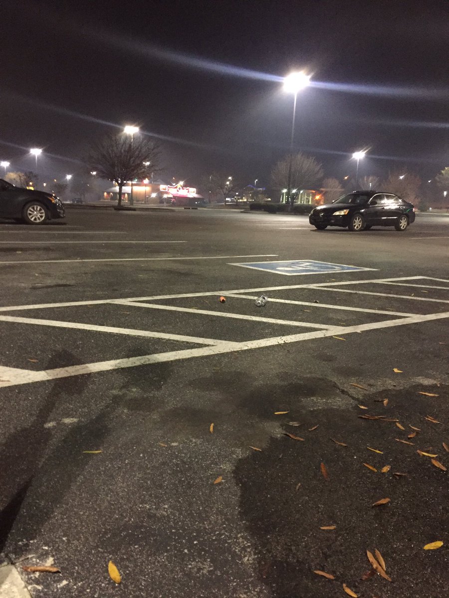 SamVickers2's tweet image. Probably hard for y'all to see but that haze around the lights is the smoke from Galtinburg, the air smells like nothing but bonfire