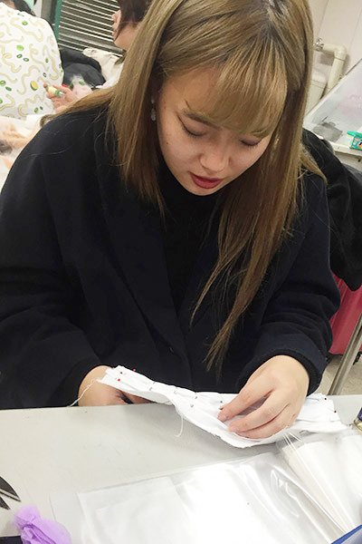 Vantan_Tokyo's tweet photo. [ファッション学部 授業レポート！]
バンタンデザイン研究所 ファッション学部で実施した『生地加工体験～スモッキング ＆ ニードルパンチ～』編をご紹介★
詳細⇒ https://t.co/C1dF1jzUgq #Vantan https://t.co/f60ULgxL5i