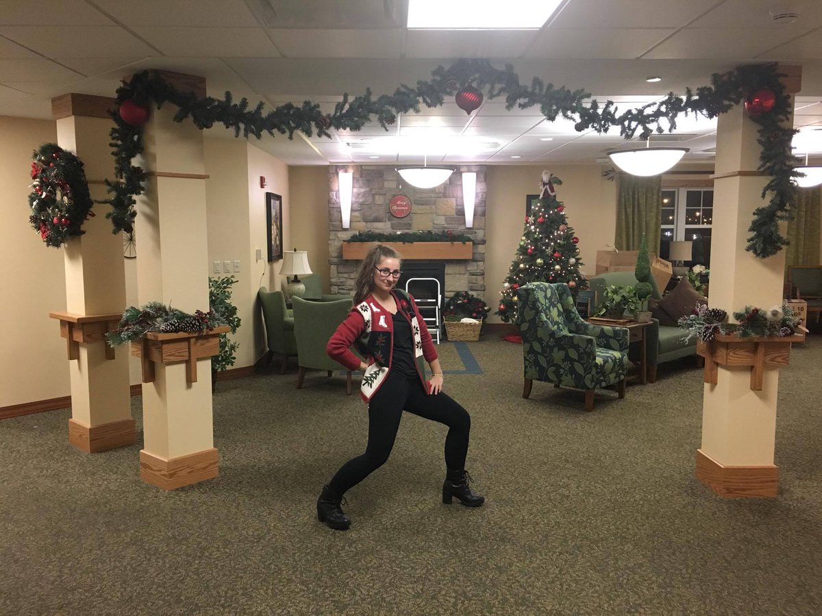 MSUM_stlf's tweet photo. A successful night of #service decorating Bethany on 4nd for the holidays! #STLF https://t.co/TLEsalO0ov
