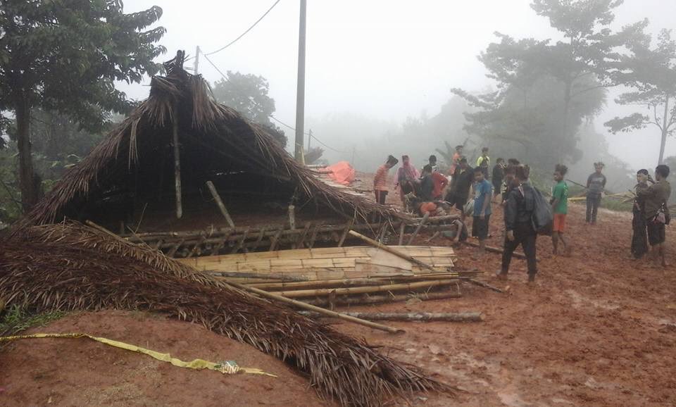 AbdMalekHussin's tweet photo. Tindakan ke atas Orang Asli di Gua Musang yg pertahankan tanah hutan kediaman mereka amat tak berperikemanusiaan.

Kenapa utamakan pembalak? https://t.co/4OkCy66ziC
