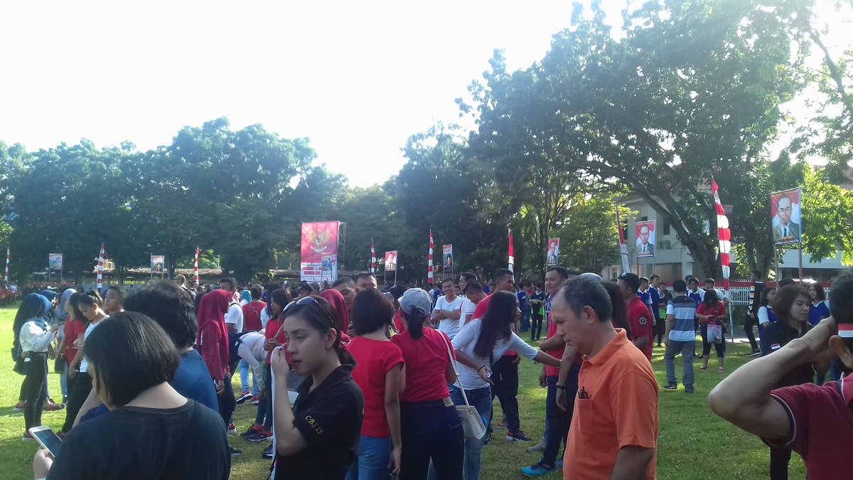 MaleeYohanis's tweet photo. Masyarakat Kawanua tumpah ruah di Lap. Koni Sario Manado dlm "Parade Nusantara Bersatu" bukti NKRI harga mati #BaDjaBerbudaya #goAhok2 https://t.co/jQjIHfMBvl
