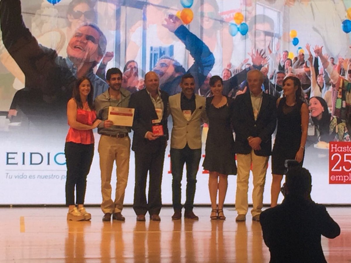 salimateo's tweet photo. Recibiendo premio de gptw.Una alegría seguir convalidando una forma de hacer empresa. #LasMejoresAR2016 #GPTW4ALL https://t.co/3gubQw6fAa